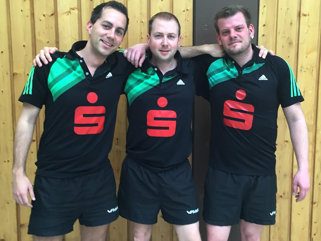 Die Herren des FC Külsheim I wenige Minuten nach der knappen Finalniederlage: (von links) Christian Leiblein, Marco Henninger, Henrico Matejka.