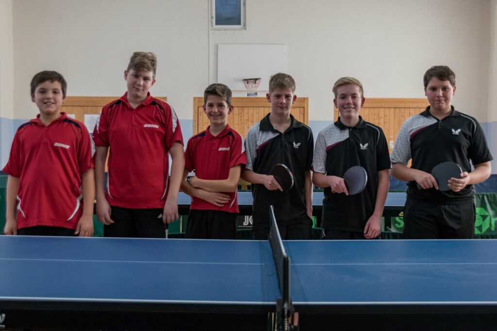 Die Endspielteilnehmer im Schüler Pokal (von links): TTC Bobstadt und FC Külsheim.