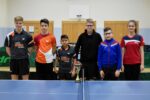 Die Endspielteilnehmer im Jugend Pokal (von links): SG Niklashausen/Dörlesberg mit Levin Betzel, Ben Vogel und Benjamin Ries sowie SG Lauda/Dörlesberg mit Leon Kirschning, Marcel Epp und Sophia Schweitzer.