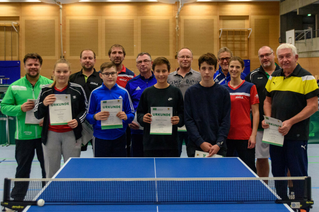 Die Siegerinnen und Sieger der Wettbewerbe Jungen Einzel, Mädchen Einzel, Seniorinnen Einzel, Senioren 1 Doppel, Senioren 1 Einzel, Senioren 2 Einzel und Senioren 3 Einzel.