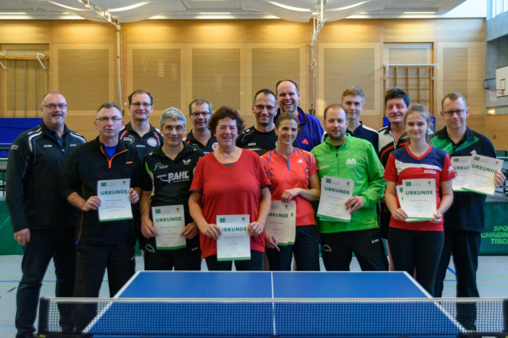 Die Siegerinnen und Sieger der Wettbewerbe Herren S-Klasse Doppel und Einzel, Damen Doppel und Einzel und Herren B-Klasse Doppel.