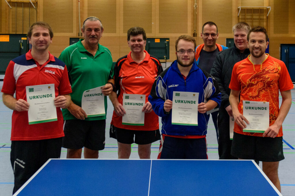 Die Siegerinnen und Sieger der Wettbewerbe Herren C-Klasse Einzel und Herren A-Klasse Einzel.