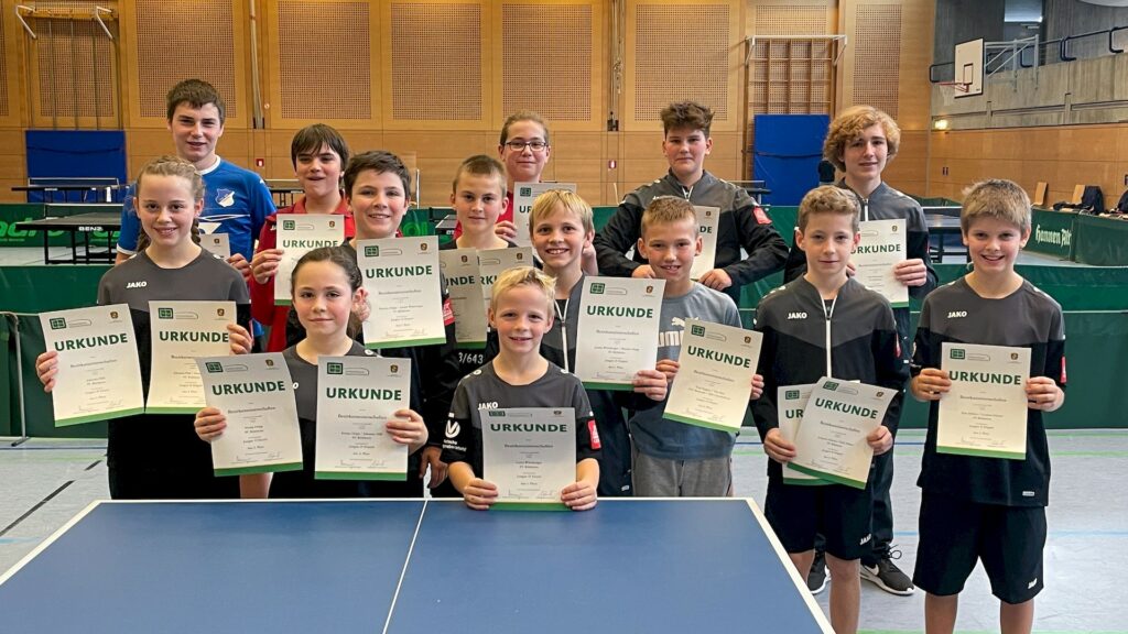 Die Siegerinnen und Sieger der Einzel- und Doppel-Wettbewerbe bei den Jungen 11, Jungen 13 und Jungen 15.