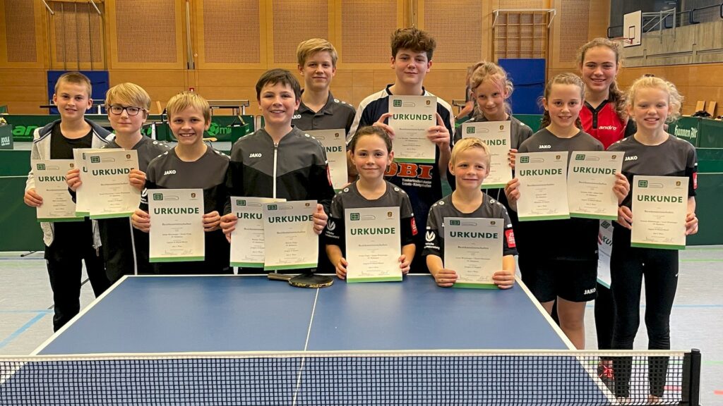 Die Siegerinnen und Sieger der Einzel- und Doppel-Wettbewerbe bei den Jungen 13, Mädchen 13 und Mädchen 19.