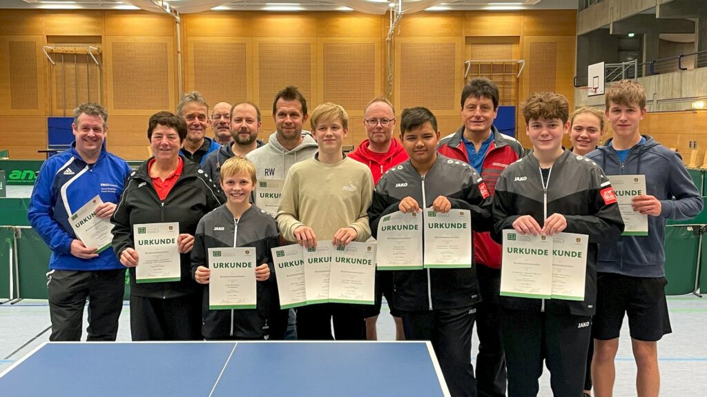 Die Siegerinnen und Sieger in den Einzel- und Doppel-Wettbewerben der Senioren 40-60, den Jungen 19 und Jugend 19 Mixed.